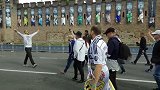 欧冠-1617赛季-历史与历史的碰撞！皇马球迷围绕卡迪夫城堡高歌游行-专题