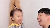 爸爸在家这样教训两岁萌娃，宝宝：我这么大点军训我！