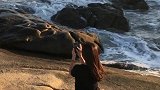 夕阳下的女孩，还有喜欢的音乐。