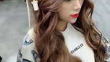 本来是80后的辣妈，经过一番打扮后，变得像个90后姑娘