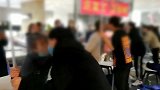 苏州一家具厂庆祝复工搞接吻大赛 负责人：中间隔着玻璃