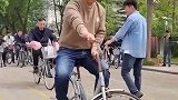 大哥挑战自行车慢骑比赛，急性子的人肯定受不了，网友：平衡感强的人才行