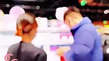 一群大老爷们儿在化妆品柜台前手足无措