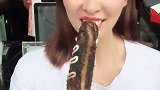 小姐姐吃墨鱼芝士拉丝热狗棒，拉不出丝来不要钱