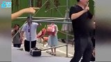 杨钰莹工地商演人气高，男粉上台尬舞不介意，与粉丝握手超亲切
