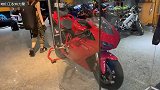女孩去试驾摩托车,她选的座驾是铃木中量级摩托车跑车