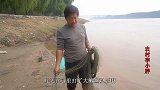 小胖黄河深沟撒网，一网扣中2条黄河货，每天深窝都能打到，过瘾