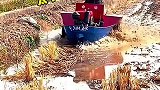 大爷改装拖拉机，水陆两用