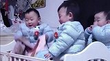 家有龙凤三胞胎兄妹，一对一还能对付，看看一对三个是怎么应付的
