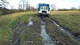 遇到一片沼泽后，才知道路虎发现和丰田普拉多的差别有多大？