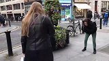 街头草人恶作剧，男子假扮成草人吓路人，美女非常害怕