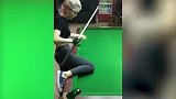爆笑合集，公交车站台男子想偷妹子手机，小伙只好出手了