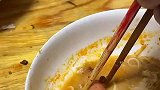 男子给好友喂烤肠，好友一咬下去傻眼了