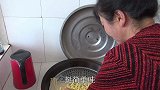 儿子回家过节，老妈都不给改善伙食，这是在等谁？希望家人团聚