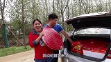 胖妹去喝老表喜酒，鞭炮都用车拉，在姑姑家连吃2天酒席，解馋了