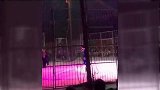 爆新鲜-20170418-重庆:杂技演员表演时发生意外失手空中跌落