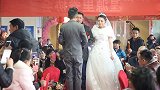 大喜的日子，新娘看着一点也不开心，这是怎么了