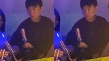 王思聪现身酒吧蹦迪 身边两女上演“抢位”大戏