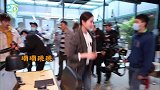 刘诗诗片场花絮曝光，蹦蹦跳跳宛如小女生，可爱俏皮不像孩子妈妈