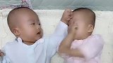 妹妹想要翻身，可是哥哥不但不帮忙，还故意拖妹妹后腿！