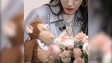 迪丽热巴：这是个啥玩意儿 迪丽热巴抢了猴子的香蕉
