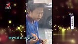 小男孩站在街头吃辣条，这深受伤害却又欲罢不能的表情，太好笑了