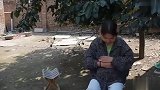 婆婆和小姑子合伙欺负儿媳，儿媳抱着双胞胎儿子跳河，结局感人