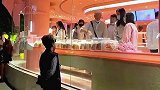 爷爷在里面买东西，奶奶在外面选