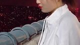 制服美女天台看夜景，心潮澎湃高歌献唱，网友小姐姐缺男朋友么