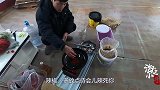 小斗带着海鲜找朋友吃饭，摄影师亲自下厨，吃完后让小斗付钱