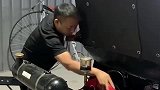 修复古董车的老板，还没修好我就知道是个老手，动作一气呵成！