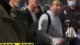 流浪歌手街头卖艺遭保安驱逐，清华教授暖心为其发声