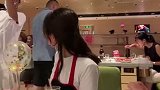 一直期待面条能落在她脸上
