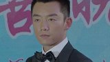 郑恺苗苗挽手逛商场举动亲昵互动超甜蜜，女方小腹微凸被指孕味足