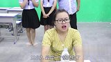 老师和学生玩抖音游戏踢瓶盖，学生的方法一个比一个奇葩