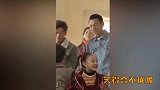 刘德华童心未泯，和小朋友互动，揉脸拉小辫子分分钟变表情包