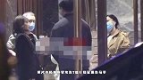 杨坤恋情疑曝光！深夜与一女子当众搂抱，好友上前拉扯仍不愿分开