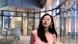 美女小姐姐在商场里尬舞这身材比例太完美了！