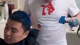 遇到一位的奇葩理发师，接下来发生的一幕，真是太辣眼睛了！