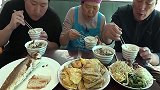 大婶今天做的美味好丰盛啊，父子俩大口吃的真香，吃相诱人