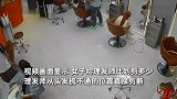 女子曝理发师不沟通不梳理直接剪一半，瞬间崩溃大嚎：我留了7年
