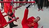 岁大爷玩绝活像玩命,绝活展示让人看的心惊胆战