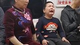 这个奶奶的教育很成功，先礼后兵，大庭广众下已经给足小孩面子了