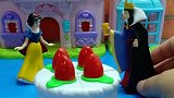 魔镜说世界上最美的女人是白雪公主，王后就拿着毒蛋糕想害白雪