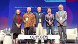 74岁洪金宝携娇妻出席活动，满头白发精神抖擞，俩孙子堪比复制粘贴