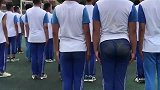 看到学生军训时的搞笑画面，果然没有实力是不能站最后一排的！