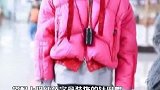 关晓彤穿玫粉色羽绒服，搭配玫红色字母针织帽，青春靓丽