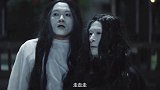 两小伙装鬼吓人，没有想到碰上同行，居然还打起来了
