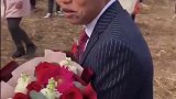 这个小伙太有福气，当看到他媳妇的颜值，惹全网男同胞羡慕！