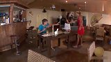 男子在餐厅假装喝酒后喷火，餐厅的顾客被吓安逸了